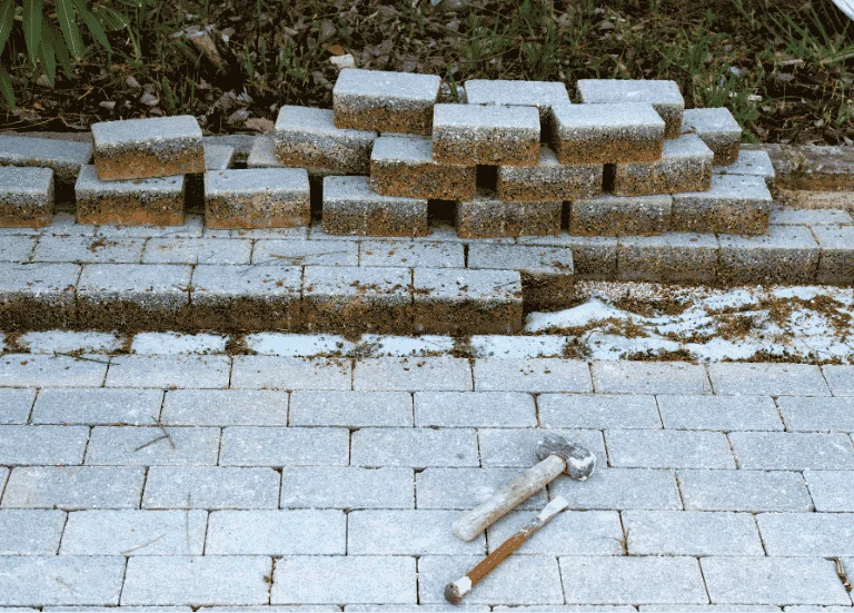 Rozpracovaná pokládka zámkové dlažby