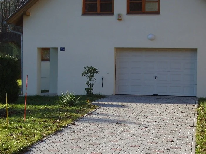 Zámková dlažba je velmi odolná.