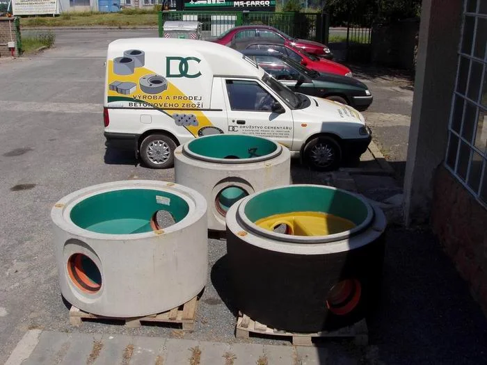 Betonové skruže a auto DCPraha