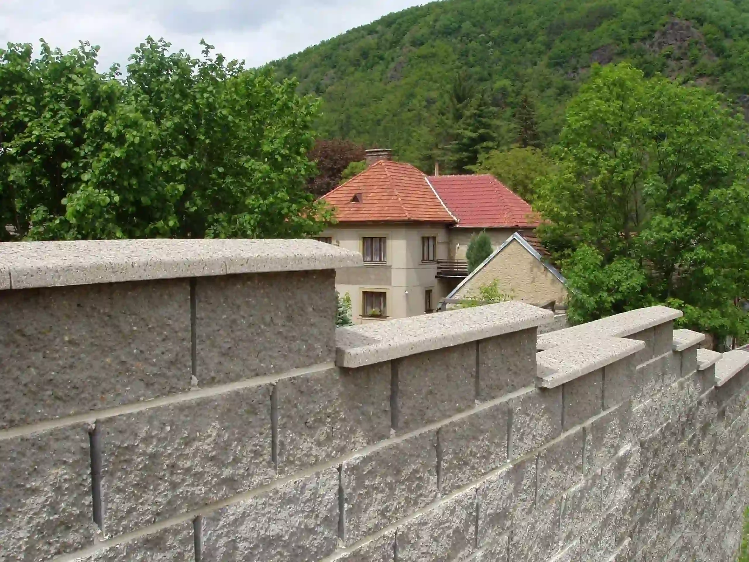 Plotové stříšky a hlavice