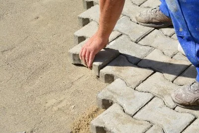 Jak na pokládku zámkové dlažby?