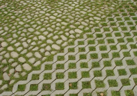 Betonové zatravňovací tvárnice a dlažby pro spolehlivé zpevnění podkladu